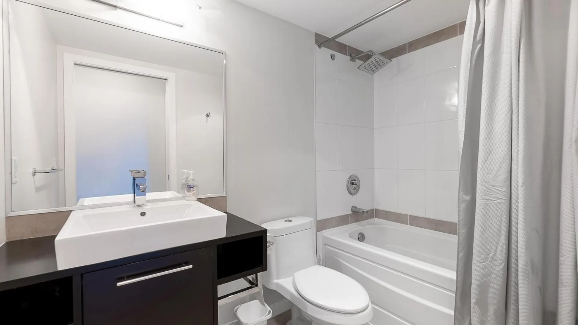 Apartment Bright And Airy Two Bedroom Flat With Panoramic City Views Vancouver
