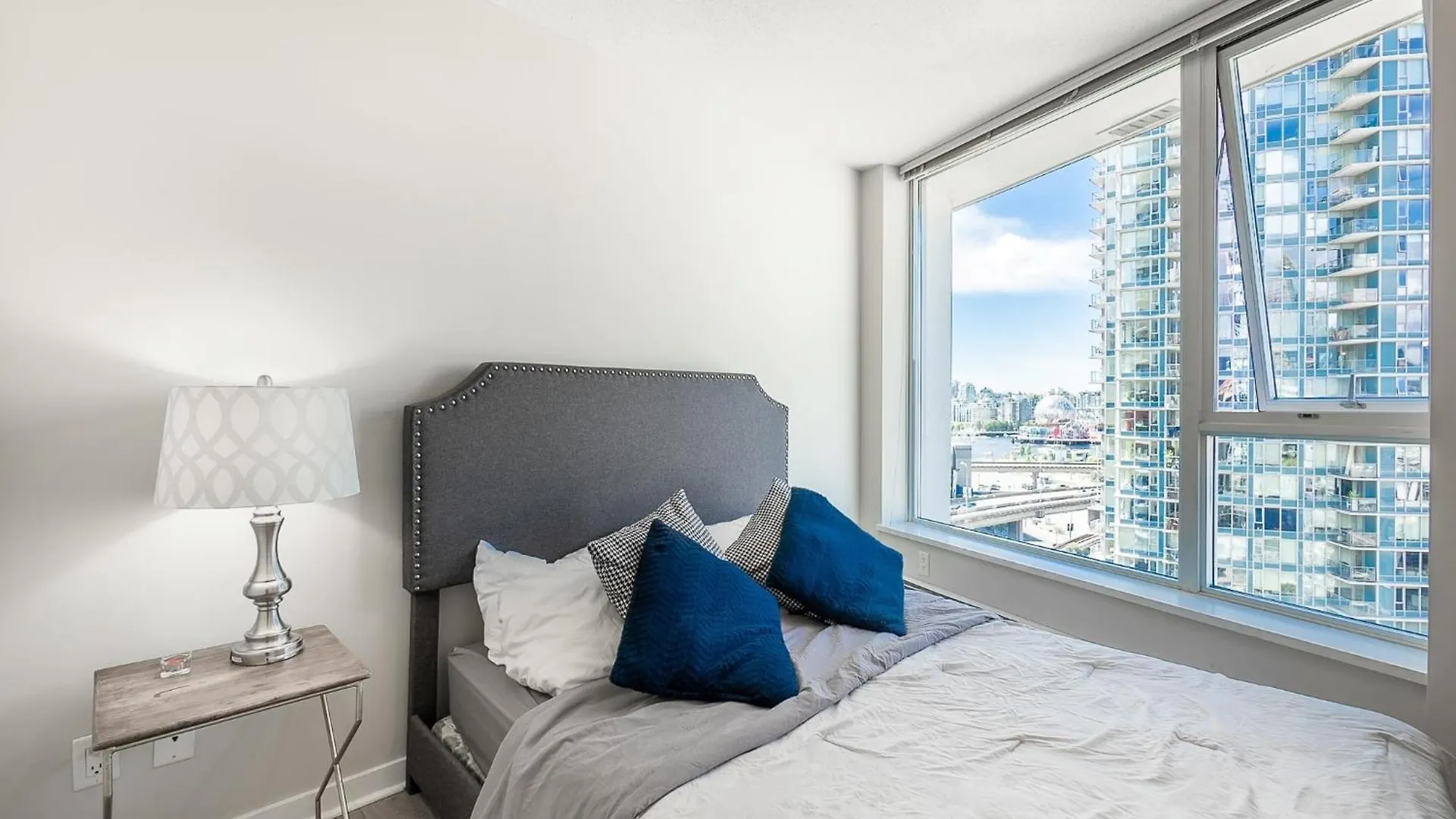 Bright And Airy Two Bedroom Flat With Panoramic City Views Vancouver Canada